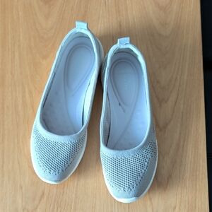 Easy Spirit Light Gray Knit Flats